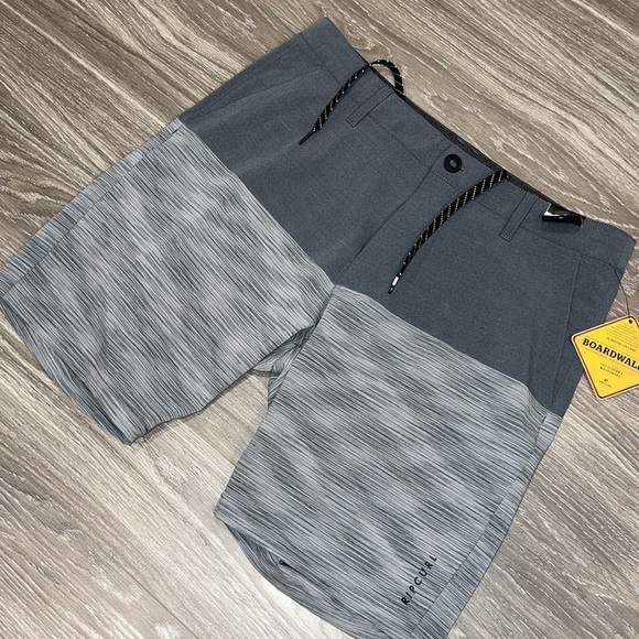 Rip curl mirage hybrid boardshorts. Size 34. NWT - Picture 2 of 6